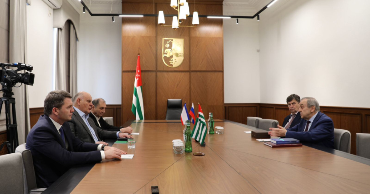 Аслан Бжания и Георгий Мурадов обсудили сотрудничество Абхазии и Крыма