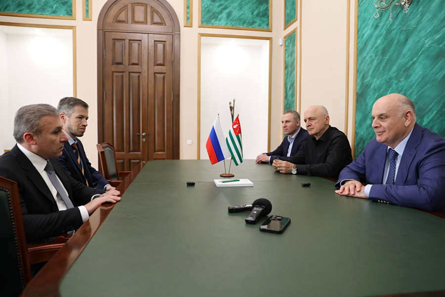 Президент Аслан Бжания провел встречу с первым заместителем Губернатора Архангельской области Ваге Петросяном