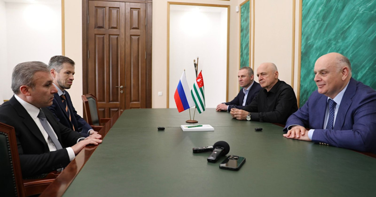 Президент Аслан Бжания провел встречу с первым заместителем Губернатора Архангельской области Ваге Петросяном