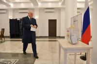 Аслан Бжания досрочно проголосовал на выборах президента России